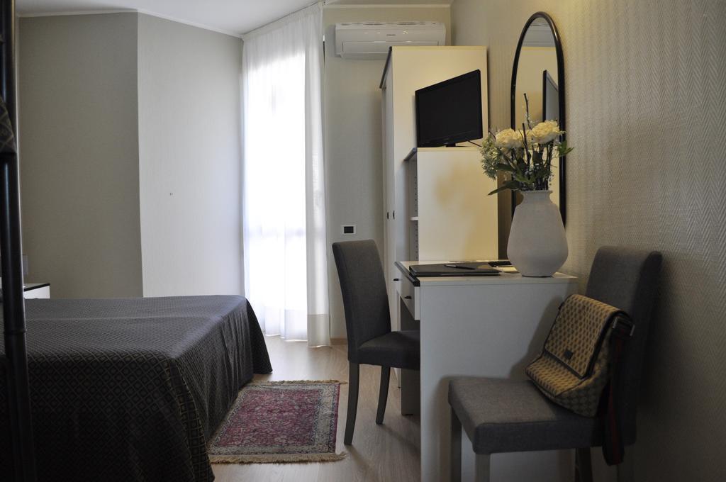Hotel Est Пьомбино Номер фото