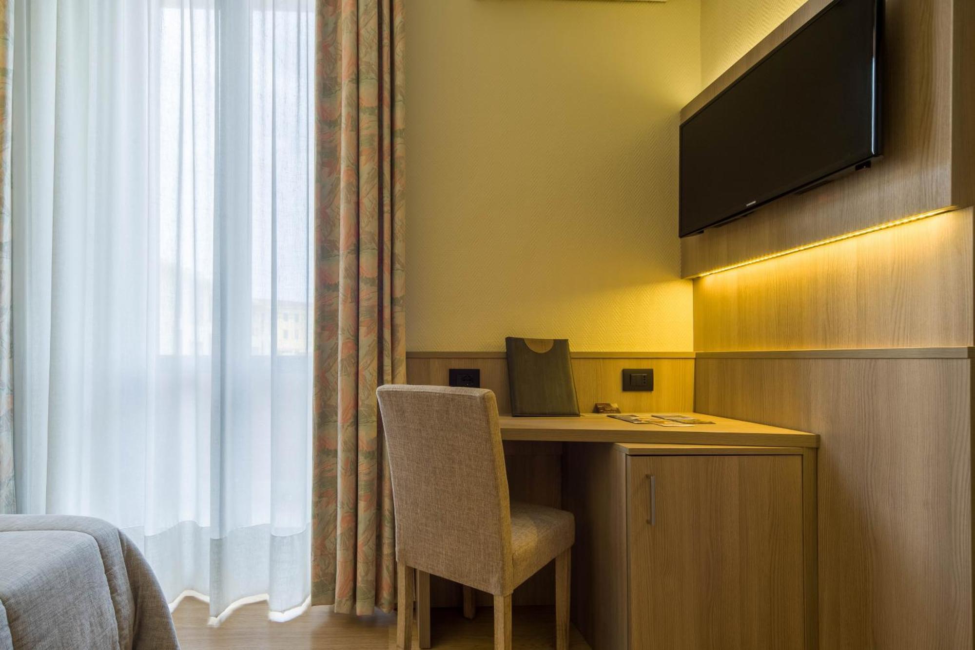 Hotel Est Пьомбино Экстерьер фото