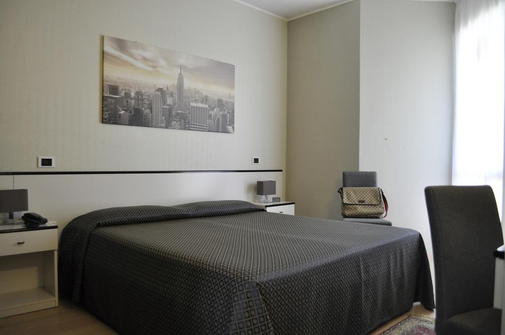 Hotel Est Пьомбино Номер фото