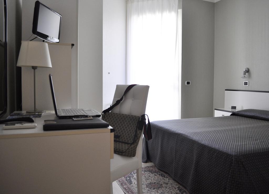 Hotel Est Пьомбино Номер фото