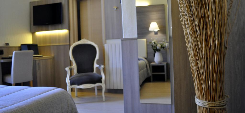 Hotel Est Пьомбино Экстерьер фото