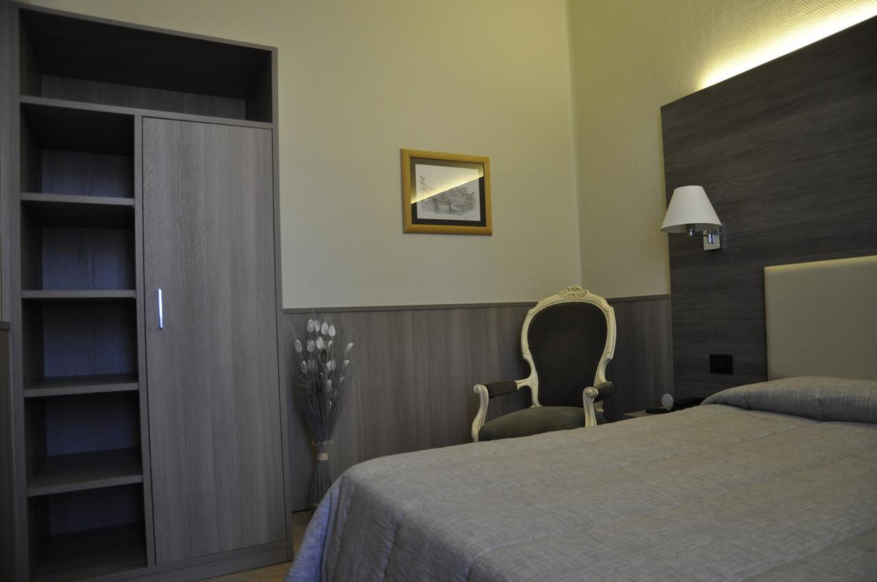 Hotel Est Пьомбино Экстерьер фото