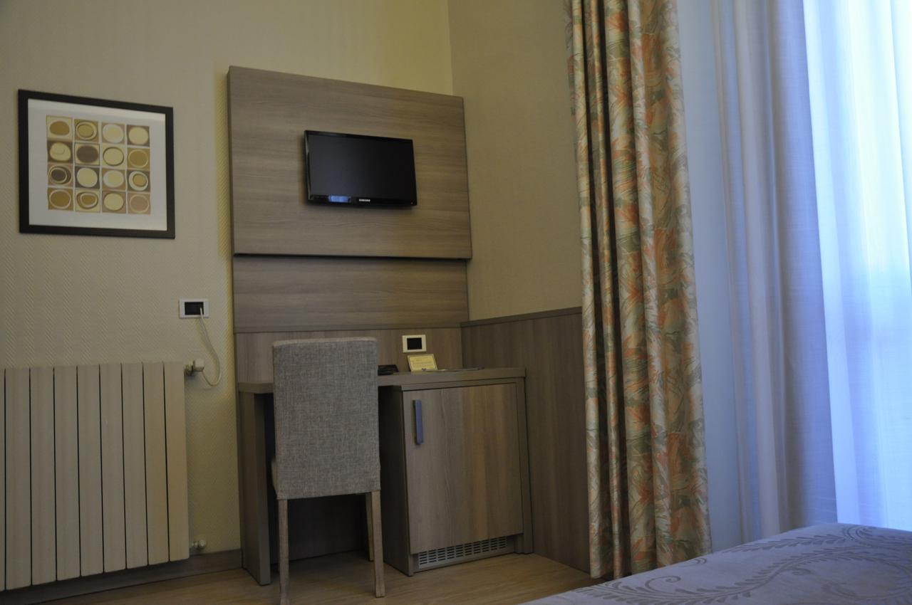 Hotel Est Пьомбино Экстерьер фото