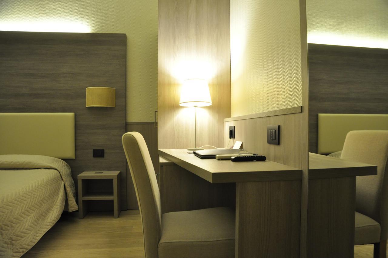 Hotel Est Пьомбино Экстерьер фото