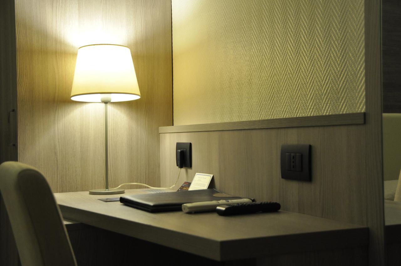 Hotel Est Пьомбино Экстерьер фото