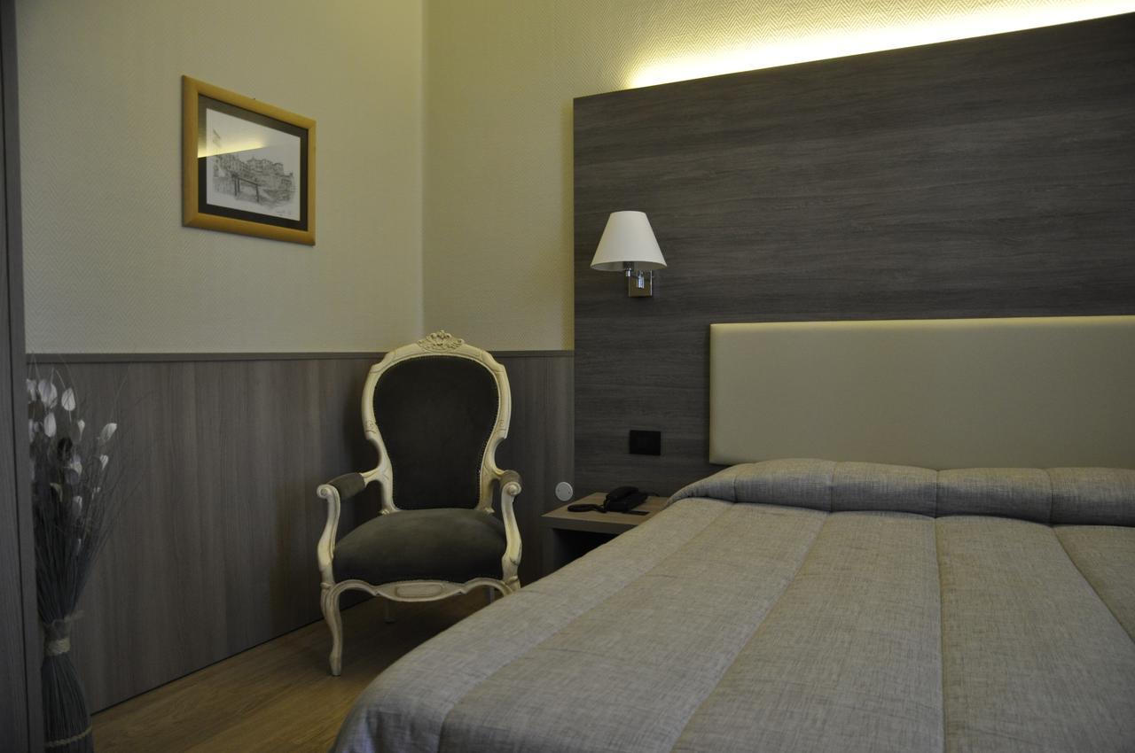Hotel Est Пьомбино Экстерьер фото
