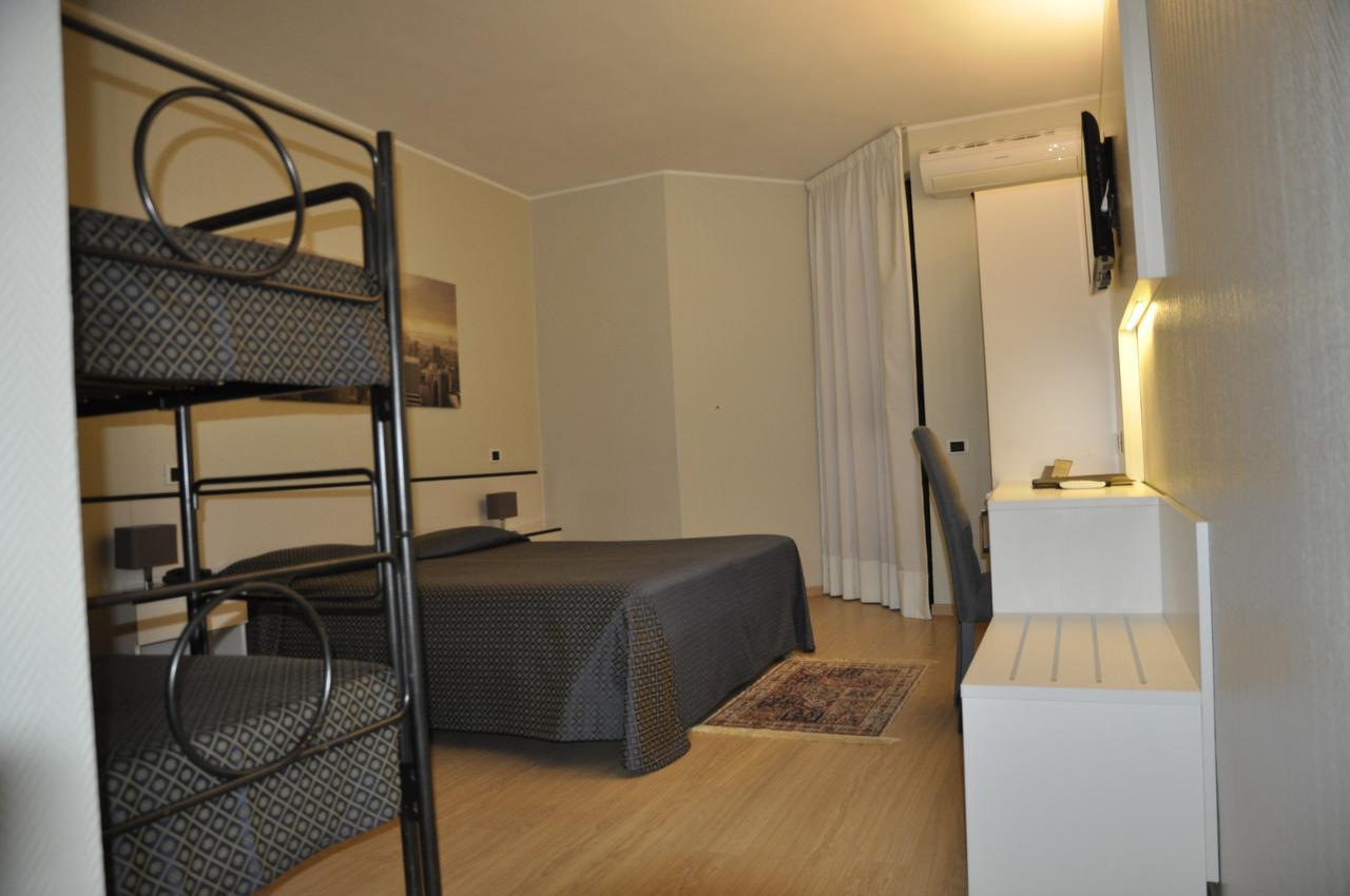 Hotel Est Пьомбино Экстерьер фото