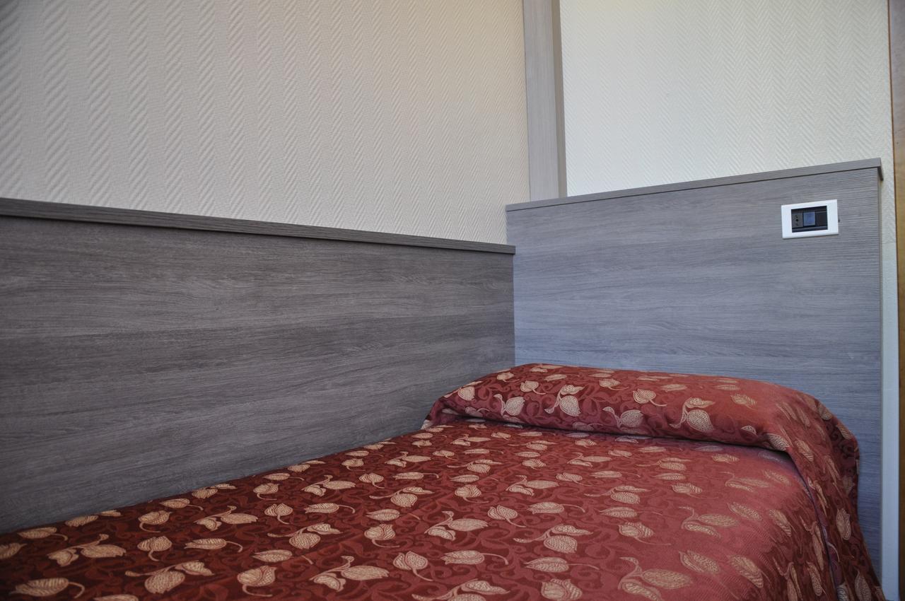 Hotel Est Пьомбино Экстерьер фото