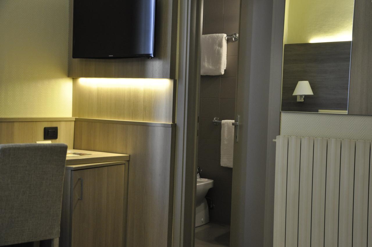 Hotel Est Пьомбино Экстерьер фото
