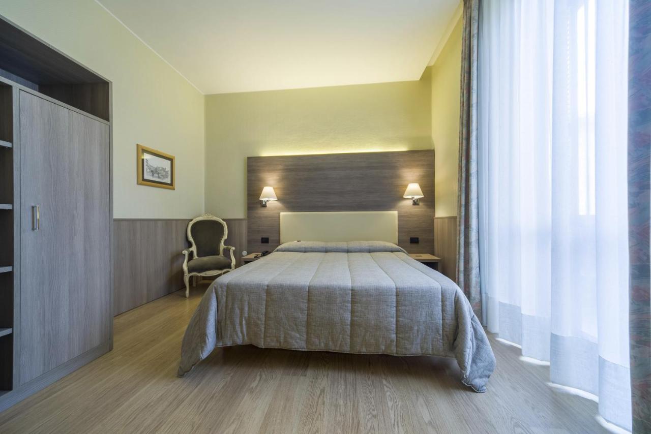 Hotel Est Пьомбино Экстерьер фото