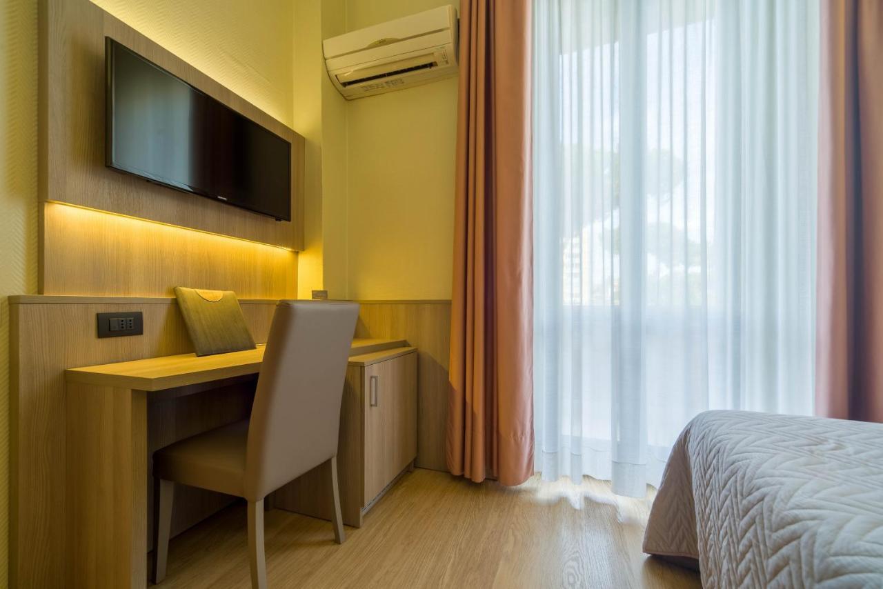 Hotel Est Пьомбино Экстерьер фото